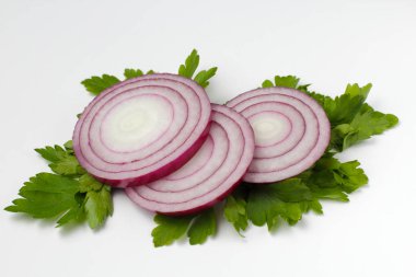 Beyaz arka planda maydanoz ile kırmızı soğan soğan halkaları, parlak doğal renkler.
