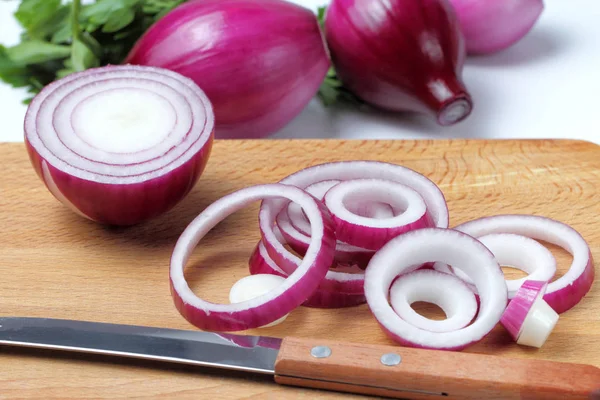 Sliced Rings Red Onion Cutting Board Made Wood Background Whole — Stock Photo, Image