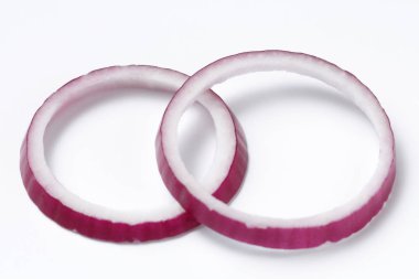 Beyaz bir arka plan üzerinde alyans şeklinde Kırmızı yay yüzük, parlak doğal renk