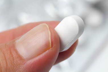 Bulanık ışık arkaplanı üzerinde el ele, yakın plan..