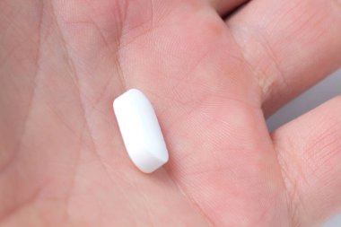 Bir insanın avucunda haplar, ilaç konsepti, yakın plan..