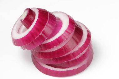 Dilimlenmiş kızıl yüzükler, orijinal bir düzenleme, beyaz arka plan..