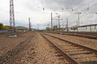 Küçük bir istasyondaki tren yolu, taştan bir set ve tren istasyonunun altyapısı..
