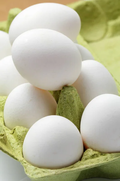 Большие Органические Куриные Яйца Экологически Чистой Упаковке Переработанных Материалов Белом — стоковое фото
