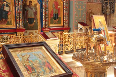 Krasnoyarsk, Rusya, 05 / 19 / 2016 Illustrative Editorial Interior Ortodoks Kilisesi 'nin ana salonunda, altın dekor. Simgeler, yanan mumlar, ikonostaz.