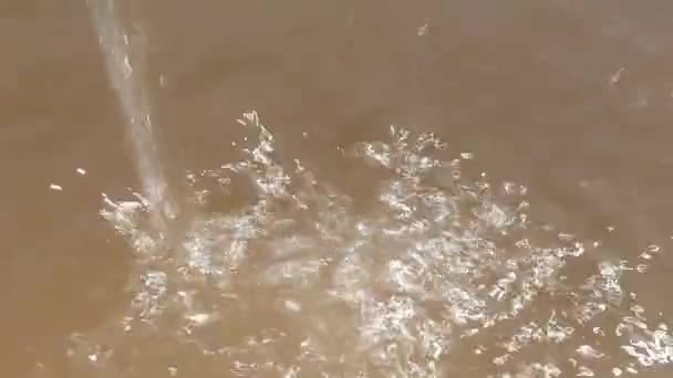Strumień Wody Wylewa Się Powierzchnię Zbiornika Zbliżenie Blask Słońca Rozprasza — Wideo stockowe