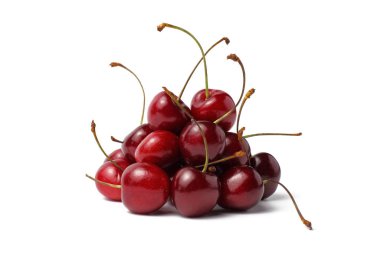 Beyaz arka planda filizleri olan tatlı kiraz çilekleri piramidi, izole, yakın plan. Metin için yer, kopyalama alanı. 