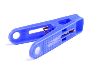 Çamaşır mandalı mavi yakın plan beyaz arka plan, izole.