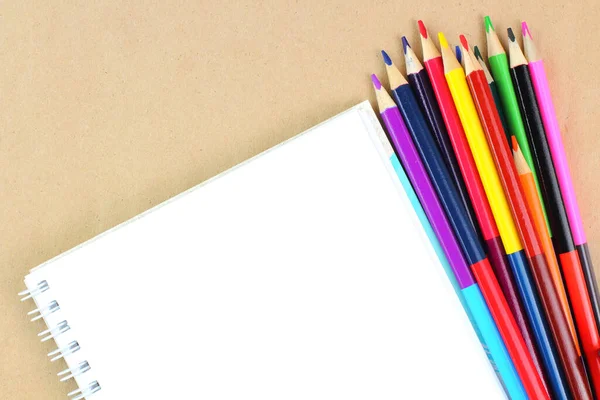 Színes Ceruzák Vázlatfüzet Asztalon Iskolai Vagy Oktatási Téma Koncepció Top — Stock Fotó