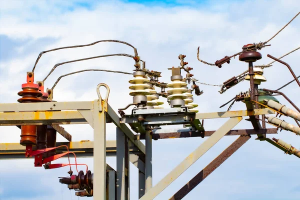 Elektrické Vedení Elektrické Zařízení Retro Průmyslová Elektřina Dráty Věže Izolátory — Stock fotografie