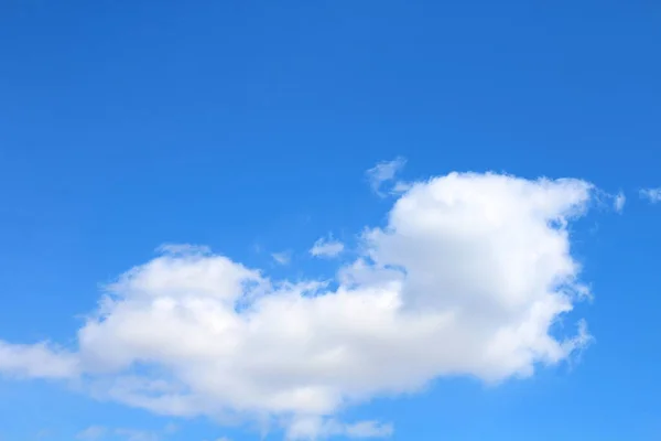 Heldere Blauwe Lucht Met Licht Witte Wolken Als Achtergrond — Stockfoto