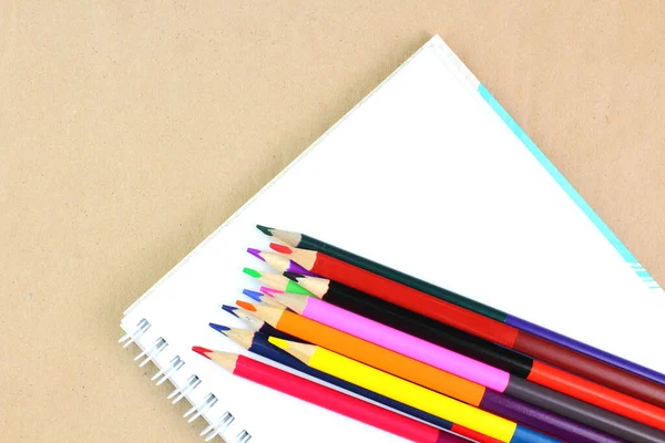Okul Eğitim Teması Renkli Kalemler Eskiz Defteri Üst Görünüm Düz — Stok fotoğraf