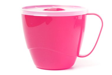 Çorba ya da et suyu için kapaklı bardak ya da kupa, pembe renk, yakın plan, beyaz arka planda izole edilmiş..