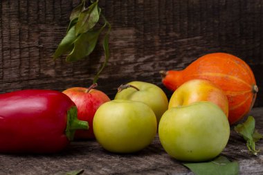 Ahşap bir arka planda organik meyve ve sebzeler, yakın plan. Şükran Günü ve hasat mevsimi konsepti.