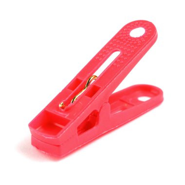 Beyaz arkaplanda kırmızı renk mandalı, izole, yakın plan.