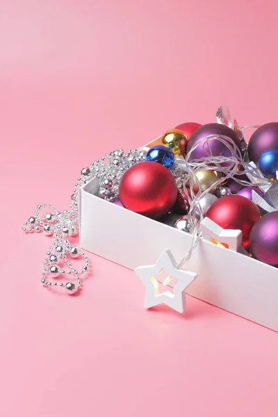 Caja Con Decoraciones Navidad Año Nuevo Sobre Fondo Rosa Primer — Foto de Stock
