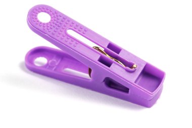 Beyaz arkaplanda mandal, izole, yakın plan.