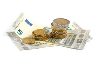 Avro sikkeleri, avro sentleri ve banknotlar dolusu banknotlar beyaz arka planda yakın plan, izole. Para ve gider konsepti. Metin için yer, kopyalama alanı.