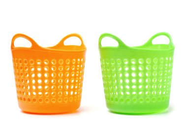 Beyaz arka planda iki renkli sepet, yakın plan, izole.