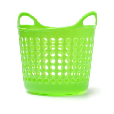 Alışveriş yeşil sepeti, çamaşırhane ya da çöp kutusu beyaz arka planda izole edilmiş..