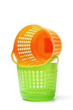 Alış veriş sepetleri, çamaşırhaneler veya çöp kutuları beyaz arka planda izole edilmiş..