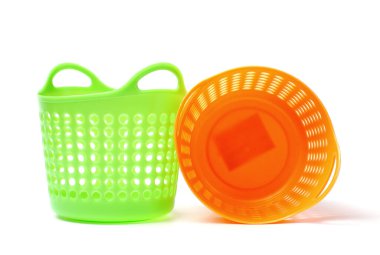 Alış veriş sepetleri, çamaşırhaneler veya çöp kutuları beyaz arka planda izole edilmiş..