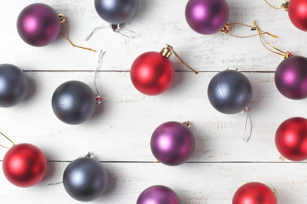 Beyaz kırsal bir arka planda renkli bir Noel ya da yeni yıl baloları deseni. Üst manzara, düz uzanma.