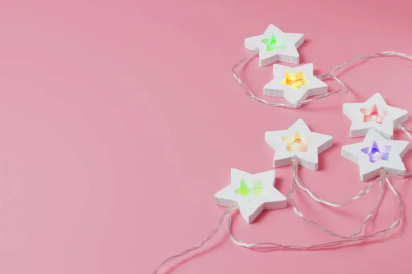 Guirnalda Estrellas Con Luces Colores Sobre Fondo Rosa Primer Plano — Foto de Stock