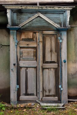 Kapalı kepenkleri ve oyulmuş çerçevesi olan antika vintage pencere..