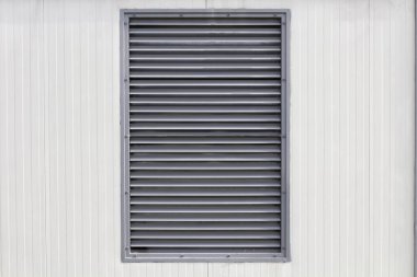 Endüstriyel havalandırma ızgarası beyaz metal bir duvarda, doku olarak, yakın çekim.