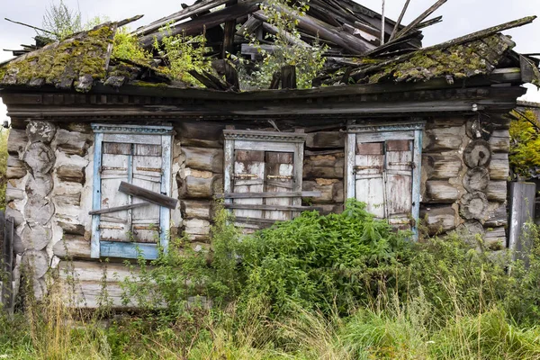 Veche Casă Abandonată Din Buşteni Acoperişul Prăbuşit Conceptul Distrugere Antichitate — Fotografie, imagine de stoc