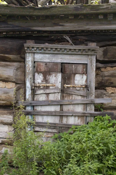 Das Alte Fenster Eines Verlassenen Blockhauses Mit Geschlossenen Rollläden Ist — Stockfoto