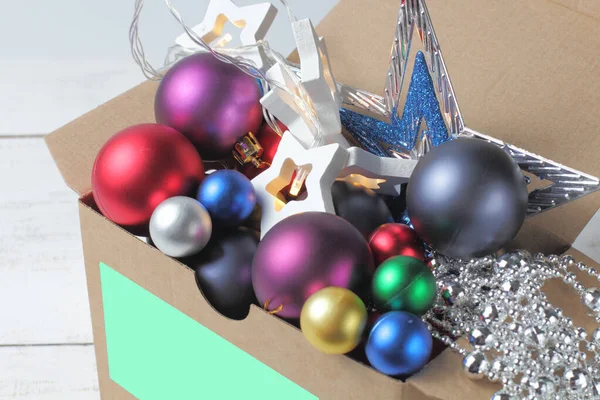 Caja Con Bolas Guirnaldas Estrellas Oropel Decoraciones Navidad Año Nuevo — Foto de Stock