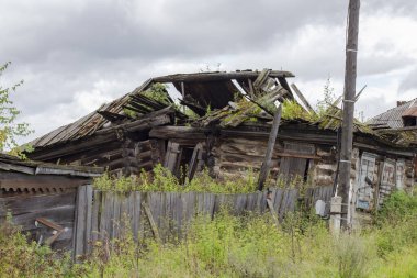 Kütüklerden, duvarlardan ve zaman zaman yıkılan bir ahşap evin çatısından yapılmış terk edilmiş eski bir bina..
