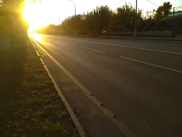 Die Morgensonne Erhellt Eine Leere Straße Das Konzept Der Autofahrt — Stockfoto