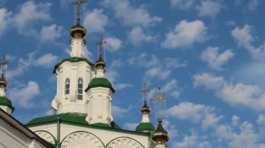Ortodoks Kilisesi 'nin kuleleri ve kubbeleri bulutlu mavi gökyüzüne karşı, bulutların hareketlerinin hızlanması. Yeniseisk, Rusya 'daki Epiphany Katedrali.