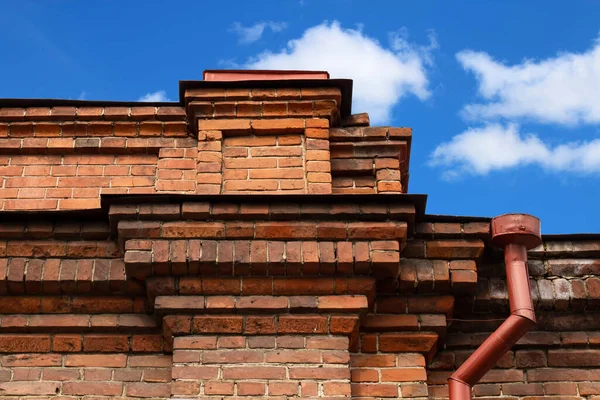 Antiguo Edificio Ladrillo Parapeto Techo Fondo Borroso Cielo Azul Con — Foto de Stock