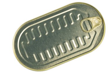 Açmak için anahtarı olan kapalı teneke kutu, yakın çekim, beyaz üzerinde izole.