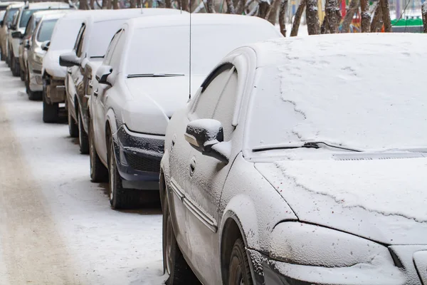 Carros Estacionamento São Cobertos Com Primeira Neve Conceito Inverno Nevado — Fotografia de Stock