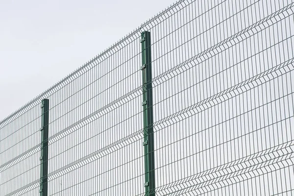 Högt Staket Gjort Stålnät Begreppet Egendom Och Territoriellt Skydd Stängsel — Stockfoto