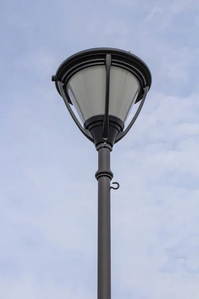 Велика Вулична Лампа Тлі Розмитого Неба Світлими Хмарами Вертикальна Рамка — стокове фото