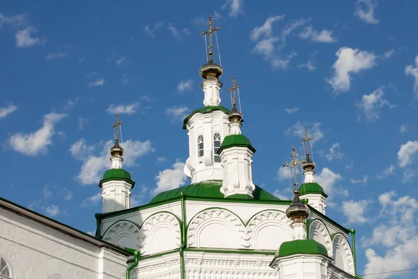 Куполи Вежі Православного Собору Тлі Розмитого Блакитного Неба Легкими Хмарами — стокове фото