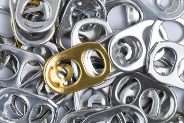 Arka plan olarak farklı bira kutularının anahtarları, yakın plan. Bira festivali konsepti.