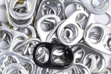 Arka plan olarak farklı bira kutularının anahtarları, yakın plan. Bira festivali konsepti.