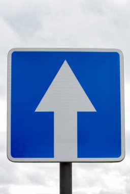 Trafik ışığı, tek yönlü trafik. Bulanık bulutlu bir gökyüzünün arka planında.