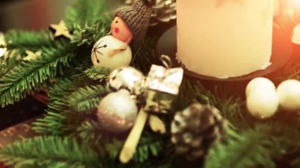 Decorazione Natalizia Vicino Lampadina Elettrica Brillare Con Elementi Natale Come — Video Stock