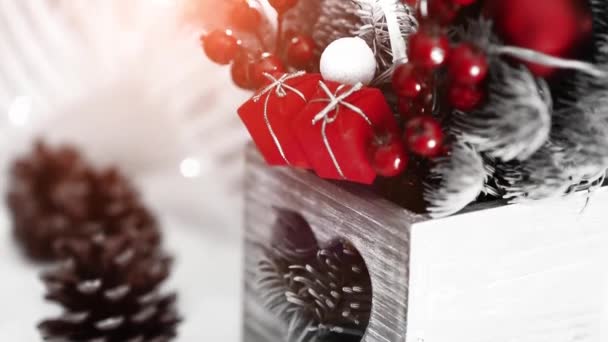 クリスマスの装飾をクローズ アップ ラック フォーカス マクロをすぐに休日の装飾としてクリスマスの要素を持つ電球の輝き — ストック動画
