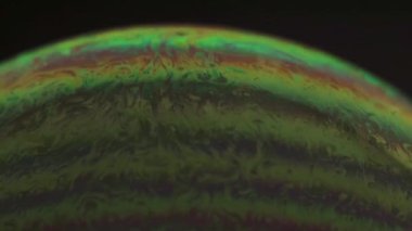 Yeşil ve mor balonu gezegen