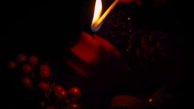 Karanlığın içinde Lighthing bir yılbaşı mum