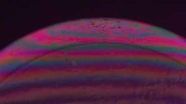 Pembe ve mavi balonu gezegen